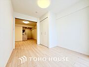 採光と開放感がもたらす、心地よいくつろぎの空間。やわらかい自然光が心地よさをもたらします。