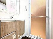 スタイリッシュで機能的、清潔感と快適さが共演する空間。洗面所の収納も使い勝手良く、洗練されたデザインが洗面所を際立たせます。