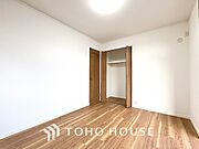 リラックスできる広々としたお部屋。暖かな雰囲気が包む、心地よい空間。