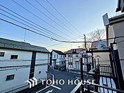 素晴らしい景色が特徴の、心地よいくつろぎの空間。さんさんと太陽光を浴びてリフレッシュ。バルコニーに出ての日光浴はいつも気持ちの良い時間。
