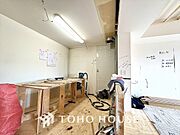 穏やかな空気が広がる、心が落ち着く居室空間。ナチュラルな素材と落ち着いたデザインが、居心地の良さを生み出します。