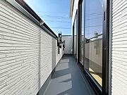 明るい陽射しと暖かな光が心地よい、日当たり豊かなバルコニー。洗濯物もいつもさっと乾きます。