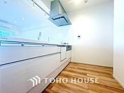 夫婦そろってキッチンに立っても調理がしやすく余裕の広さ。家事をしながら会話も弾みます。