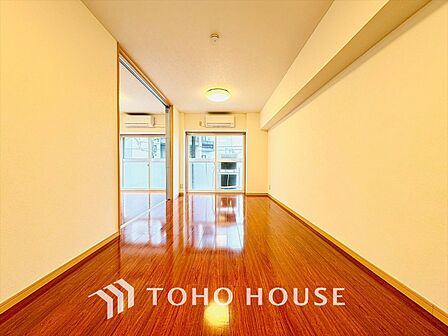 光と風が心地よい、開放感ある室内。暮らしに彩りを添える、洗練された住まい。
