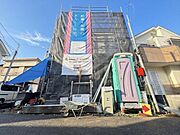 陽光をたっぷり浴びる、輝く住まい。日が降り注ぐ外観が、明るく心地よい暮らしを提供します。2026年4月完成予定。