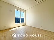 リラックスできる広々としたお部屋。暖かな雰囲気が包む、心地よい空間。