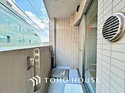 明るい陽射しと暖かな光が心地よい、日当たり豊かなバルコニー。洗濯物もいつもさっと乾きます。