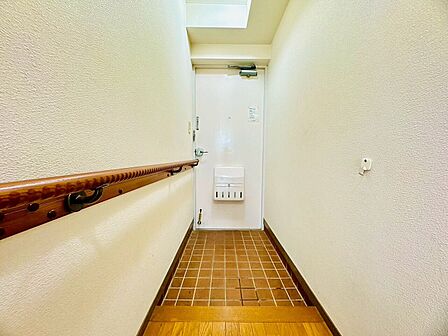 落ち着いた雰囲気の玄関、家族の帰りを暖かく迎えてくれます。