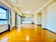 自然な日光が心地よさをもたらし、くつろぎと安らぎの空間を演出します。