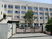 川崎市立西高津中学校 距離約1400m