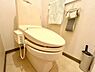 トイレ：清潔感と快適性を兼ね備えた、心地よいトイレ空間。清潔さと快適さを備えたちょうどよいスペース。