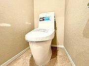 清潔感と快適性を兼ね備えた、心地よいトイレ空間。清潔さと快適さを備えたちょうどよいスペース。