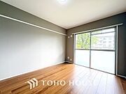 穏やかな空気が広がる、心が落ち着く居室空間。ナチュラルな素材と落ち着いたデザインが、居心地の良さを生み出します。