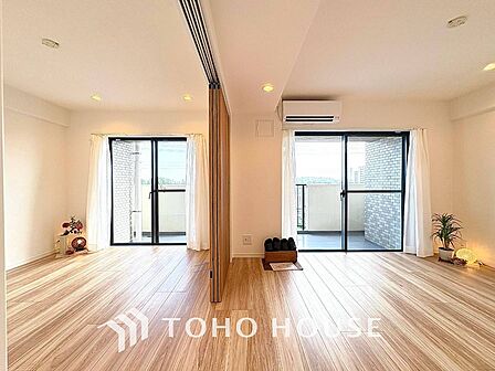 リラックスと居心地の良さが共鳴するくつろぎのリビング空間。暮らしの中心であり、心の安らぎをもたらします。