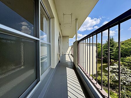 明るい陽射しと暖かな光が心地よい、日当たり豊かなバルコニー。洗濯物もいつもさっと乾きます。