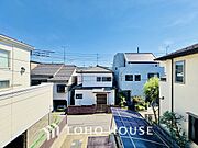 素晴らしい景色が特徴の、心地よいくつろぎの空間。さんさんと太陽光を浴びてリフレッシュ。バルコニーに出ての日光浴はいつも気持ちの良い時間。