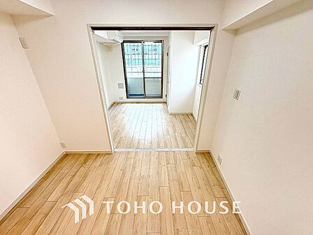 光と風が心地よい、開放感ある室内。暮らしに彩りを添える、洗練された住まい。