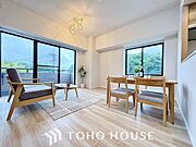 自然な日光が心地よさをもたらし、くつろぎと安らぎの空間を演出します。