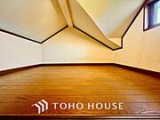 小屋裏収納で空間を有効活用。季節物や思い出品をスッキリ収納。