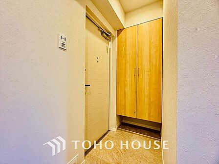 落ち着いた雰囲気の玄関、家族の帰りを暖かく迎えてくれます。