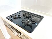 3口コンロは、多彩な調理を実現。高火力と低火力の組み合わせで、一度に多彩な料理が調理可能。スマートなキッチンライフをサポートします。