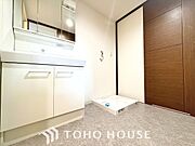 スタイリッシュで機能的、清潔感と快適さが共演する空間。洗面所の収納も使い勝手良く、洗練されたデザインが洗面所を際立たせます。