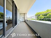 明るい陽射しと暖かな光が心地よい、日当たり豊かなバルコニー。洗濯物もいつもさっと乾きます。