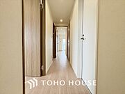 光と風が心地よい、開放感ある室内。暮らしに彩りを添える、洗練された住まい。