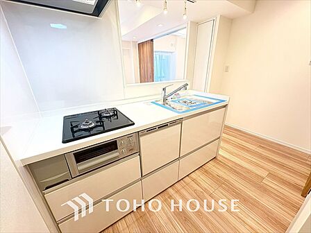夫婦そろってキッチンに立っても調理がしやすく余裕の広さ。家事をしながら会話も弾みます。