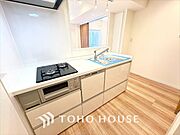 夫婦そろってキッチンに立っても調理がしやすく余裕の広さ。家事をしながら会話も弾みます。