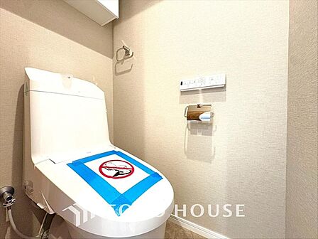 清潔感と快適性を兼ね備えた、心地よいトイレ空間。清潔さと快適さを備えたちょうどよいスペース。