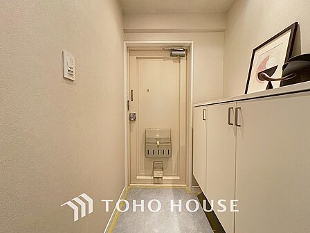 落ち着いた雰囲気の玄関、家族の帰りを暖かく迎えてくれます。