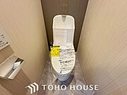清潔感と快適性を兼ね備えた、心地よいトイレ空間。清潔さと快適さを備えたちょうどよいスペース。