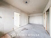 自然な日光が心地よさをもたらし、くつろぎと安らぎの空間を演出します。