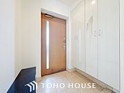 落ち着いた雰囲気の玄関、家族の帰りを暖かく迎えてくれます。