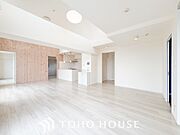 リラックスと居心地の良さが共鳴するくつろぎのリビング空間。暮らしの中心であり、心の安らぎをもたらします。