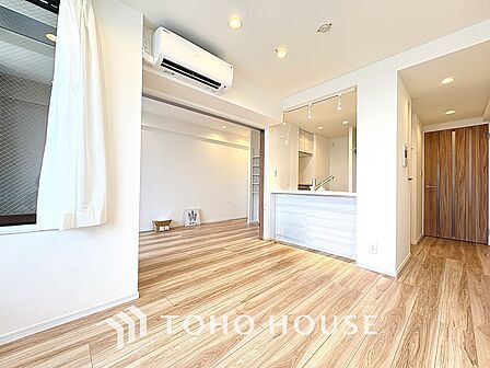 光と風が心地よい、開放感ある室内。暮らしに彩りを添える、洗練された住まい。