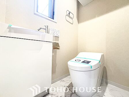 清潔感と快適性を兼ね備えた、心地よいトイレ空間。清潔さと快適さを備えたちょうどよいスペース。