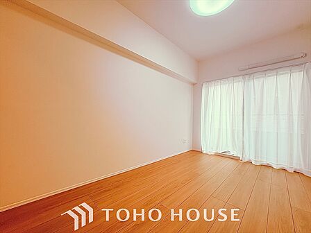 穏やかな空気が広がる、心が落ち着く居室空間。ナチュラルな素材と落ち着いたデザインが、居心地の良さを生み出します。
