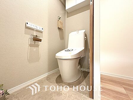 清潔感と快適性を兼ね備えた、心地よいトイレ空間。清潔さと快適さを備えたちょうどよいスペース。