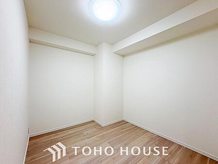 広々とした納戸は、収納にも居住にも使えるフレキシブルなスペース。