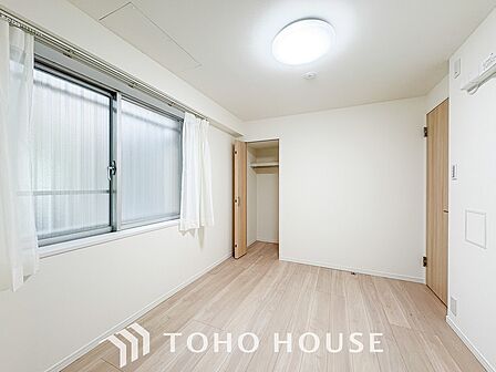 光と風が心地よい、開放感ある室内。暮らしに彩りを添える、洗練された住まい。