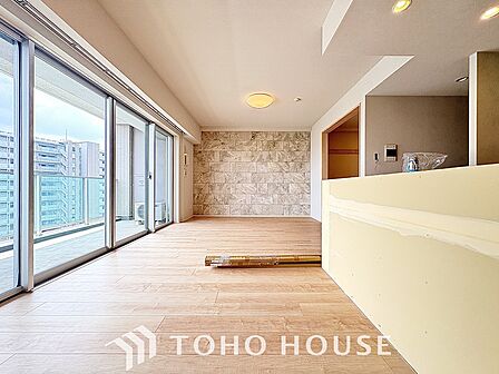 光と風が心地よい、開放感ある室内。暮らしに彩りを添える、洗練された住まい。