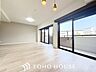 室内：光と風が心地よい、開放感ある室内。暮らしに彩りを添える、洗練された住まい。
