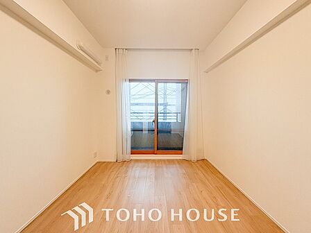 採光と開放感がもたらす、心地よいくつろぎの空間。やわらかい自然光が心地よさをもたらします。