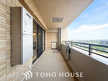 明るい陽射しと暖かな光が心地よい、日当たり豊かなバルコニー。洗濯物もいつもさっと乾きます。