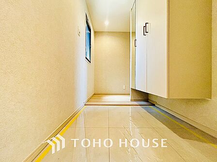 落ち着いた雰囲気の玄関、家族の帰りを暖かく迎えてくれます。