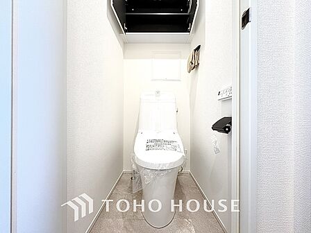 清潔感と快適性を兼ね備えた、心地よいトイレ空間。清潔さと快適さを備えたちょうどよいスペース。