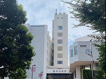 調布市役所 距離約76m