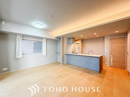 家族の暮らしに思いを馳せて、日常のワンシーンを表現したリビングダイニング。シンプルな機能美とスマートな空間美。「ホワイトナチュラル」のテイストが、自然体で過ごせる心地良さを生み出しています。